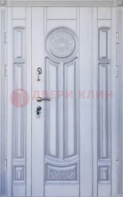 Белая двухстворчатая дверь с массивом дуба ДМД-72