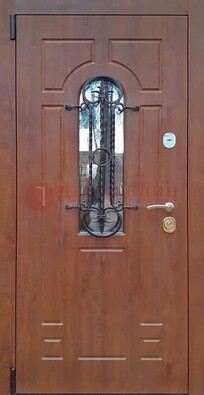 Темная железная дверь со стеклом и ковкой в коричневом цвете ДСК-154